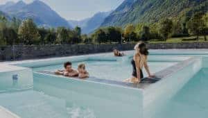 Bains extérieurs face aux montagnes à Balnéa