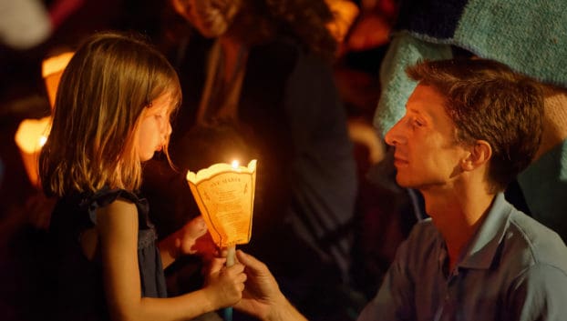 Procession aux flambeaux au sanctuaire de Lourdes